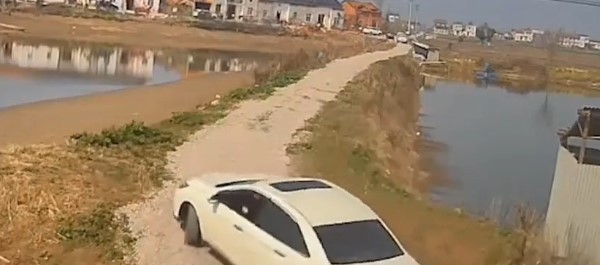  Lái xe về nhà bố mẹ ăn Tết, nữ tài xế bất ngờ lao thẳng xuống sông